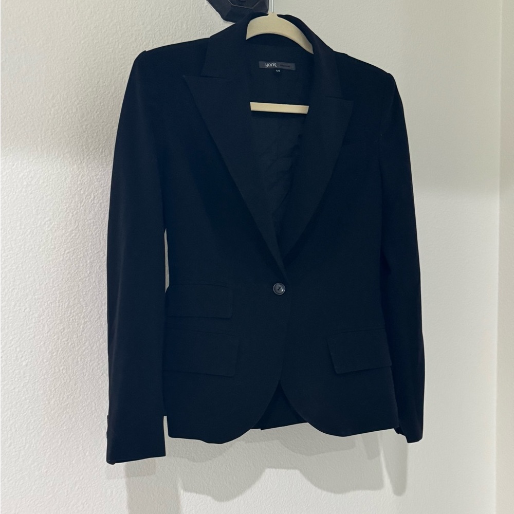 Women Blazer. Yank American Blazer.  Black size small 5-6. Fitted